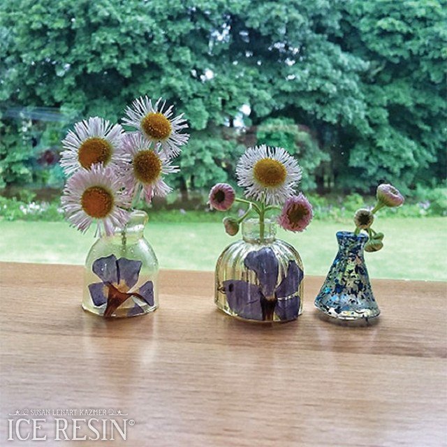 ICEResin's tweet photo. Tiny Resin Vases by Brooke Bock https://t.co/1NYsQkmkps https://t.co/KWTufahsKg