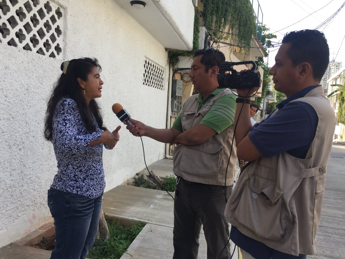 aquientrenostv's tweet photo. Vecinos del Fracc Condesa denuncian a medios los actos de corrupción en la Secretria de Desarrollo Urbano del @AcapulcoGob al permitir construcciones sin licencia y violando sellos @Adela_Roman @Jacob_Peralta @JackoBadillo https://t.co/M5MUWLAcwq