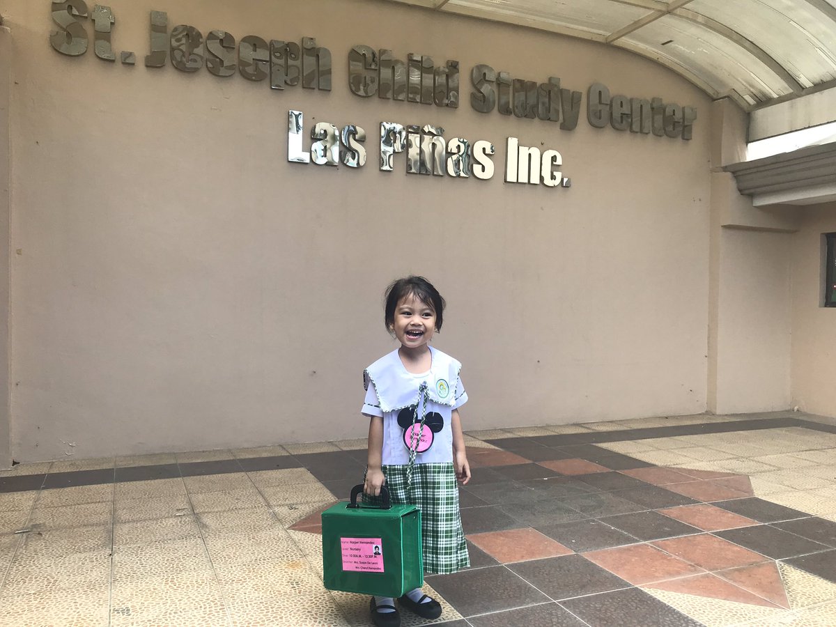 deejdhernandez's tweet photo. My daughter asking her Daddy to take her photo everyday when he picks her up from school π Such a cutie! #TippyLove #HarperSolace #NurserySchool https://t.co/f1ZIKgjtcv