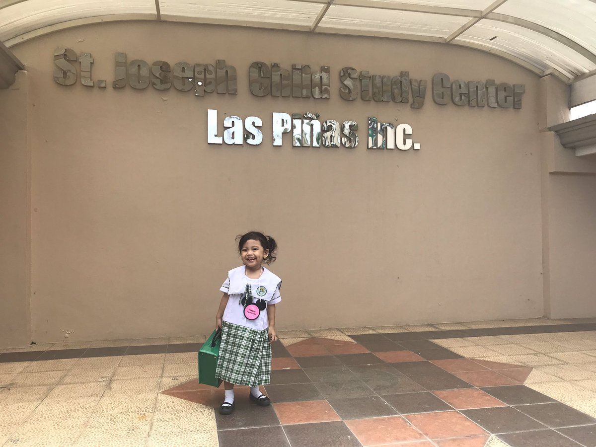 deejdhernandez's tweet photo. My daughter asking her Daddy to take her photo everyday when he picks her up from school π Such a cutie! #TippyLove #HarperSolace #NurserySchool https://t.co/f1ZIKgjtcv