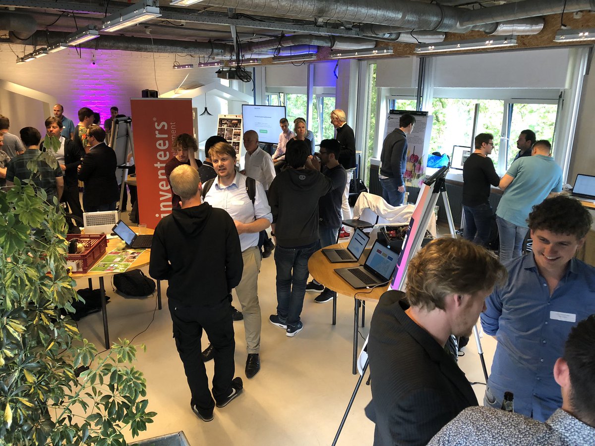 Economie071's tweet photo. Tijdens de netwerkborrel van #Smart071 presenteren studenten van @mboRijnland @HSLeidenNL @UniLeiden en @LIACS hun #ict demo’s en projecten. https://t.co/A8vkvqXY7s