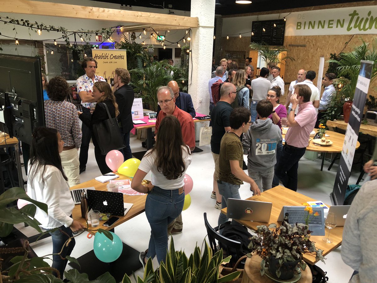 Economie071's tweet photo. Tijdens de netwerkborrel van #Smart071 presenteren studenten van @mboRijnland @HSLeidenNL @UniLeiden en @LIACS hun #ict demo’s en projecten. https://t.co/A8vkvqXY7s