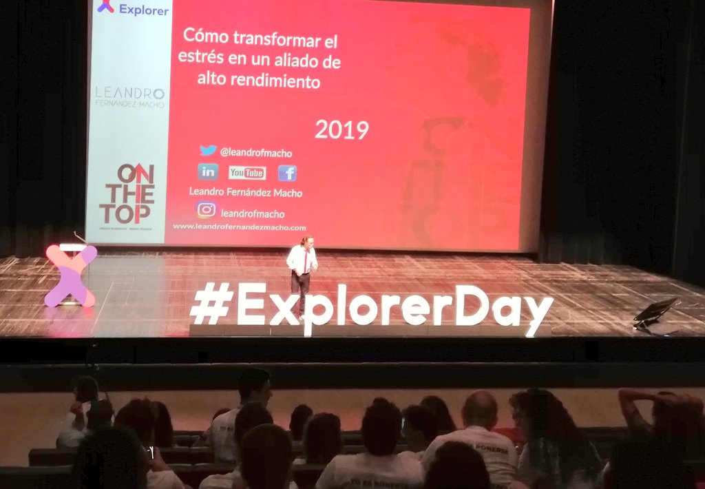 santfeliuinnova's tweet photo. Moment de @leandrofmacho! Aquest expert ens explica com transformar l'estrés en un aliat d'alt rendimient i afrontar desafiaments! Segons l'expert "El secreto empieza con 3 pasos... HOLA, GRACIAS... ADELANTE!!!" @ExplorerByX #ExplorerDay #SoyExplorer #SouExplorer #Coimbra https://t.co/OGc4GjjVz8