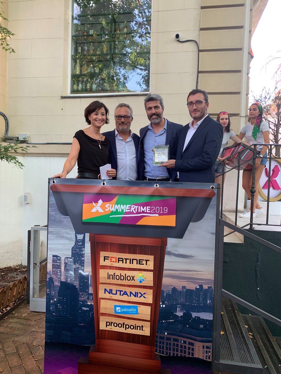 MicroCAD_ES's tweet image. Exclusive Networks y Nutanix reconocen a MicroCAD por nuestro compromiso con la innovación y la transformación disruptiva. Fue un honor recibir el premio de mano de Carmen Muñoz y Tomás Juárez linkedin.com/feed/update/ur…