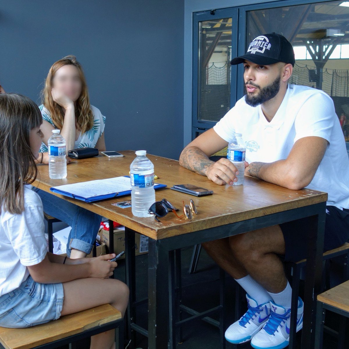 Bonjour !
Aujourd'hui, émission spéciale "grosse interview" avec <a href="/EvanFourmizz/">Evan Fournier</a> ! 🤩
Merci encore Evan !!!
Ensuite, les derniers trades importants en NBA.
Et pour finir, l'Eurobasket féminin avec <a href="/FRABasketball/">Équipes de France de Basket</a> et <a href="/Sandrine_Gruda/">Sandrine Gruda</a>. 🇫🇷🥈
Bonne écoute !
soundcloud.com/nbabyromane/nb…