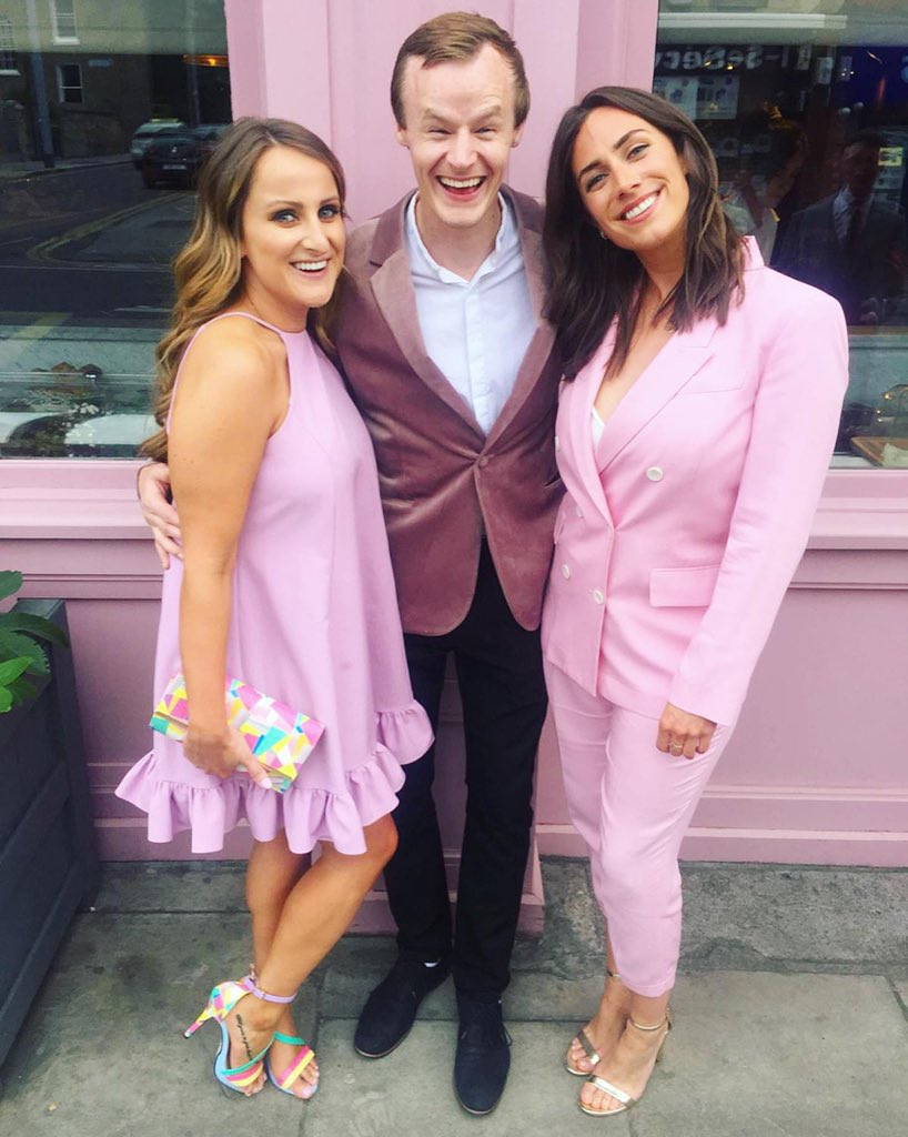 IamSarahDuffy's tweet photo. Tickled pink to be reunited in Ranelagh for our glorious friendsβ wedding last week π... particularly @ManusHalligan πππ» We had a fabulous time celebrating @EmmaGleeson16 and @noveltyknees getting married despite the matching outfits drama π
π» #pink #truemillenials #suitsus https://t.co/KJB9QUIee8
