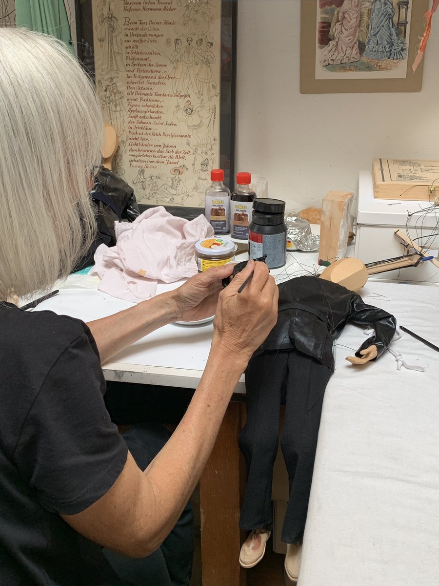 Stiamo visitando il Teatro delle Marionette di #Salisburgo con i laboratori in cui vengono create: un lavoro di artigianato minuzioso e fantastico! 
#visitsalzburg <a href="/Salzburgerland/">VisitSalzburgerland</a>