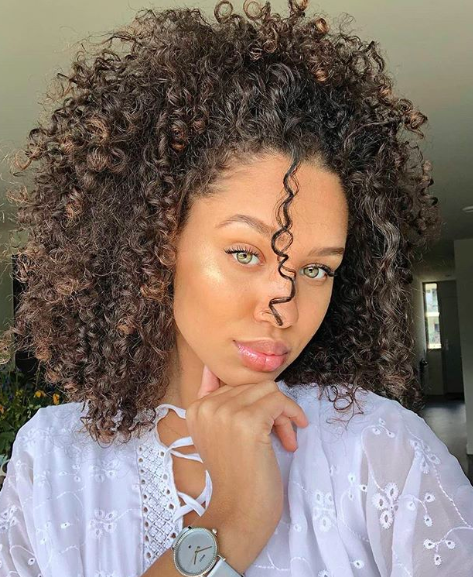 ApHogeeHair's tweet photo. Somethin’ about showing off your natural, sexy curls in the summer sun ☀️💜
.
.
.
 #aphogee #sallybeauty #modernsalon #curls #curlyhair #promotion #summer2019 #hairgoals https://t.co/qZfYe6Sj06