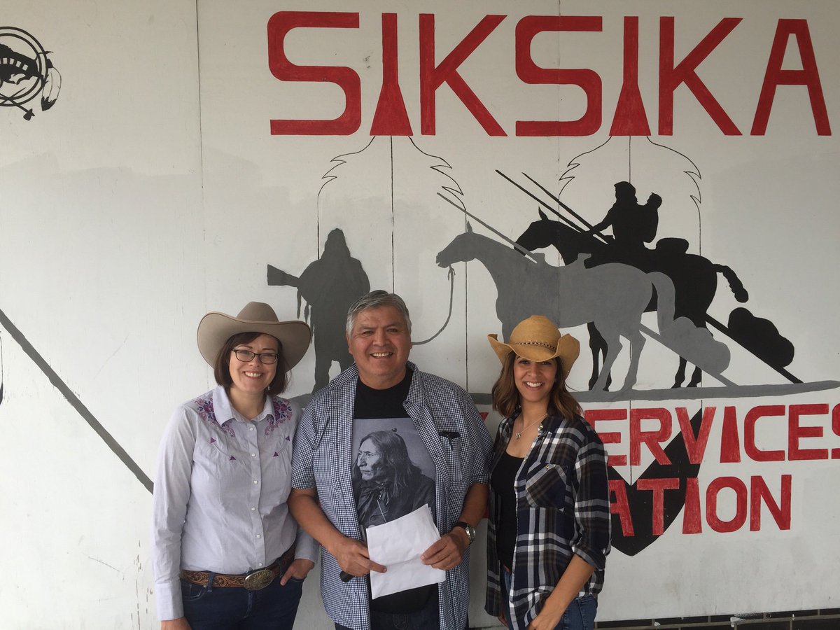 KathleenGanley's tweet photo. Great folks, great food &amp; great music (from @3rdgenofficial) at Siksika Family Services (~28 years of Stampede breakfasts strong). Having a great time showing MLA @pancholi_rakhi around Calgary–Mountain View! #CalgaryStampede #CalgaryStampede2019 https://t.co/XOur3jhunr