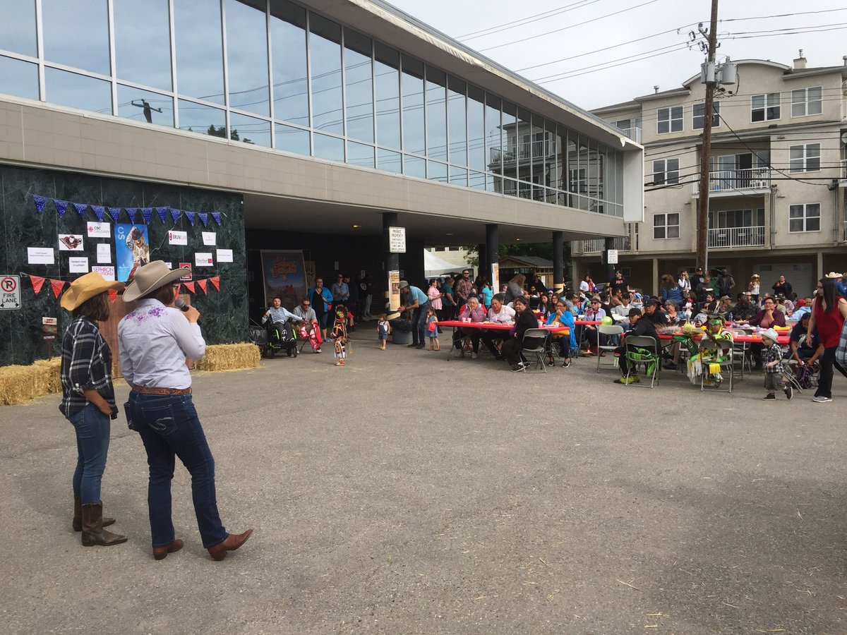 KathleenGanley's tweet photo. Great folks, great food &amp; great music (from @3rdgenofficial) at Siksika Family Services (~28 years of Stampede breakfasts strong). Having a great time showing MLA @pancholi_rakhi around Calgary–Mountain View! #CalgaryStampede #CalgaryStampede2019 https://t.co/XOur3jhunr