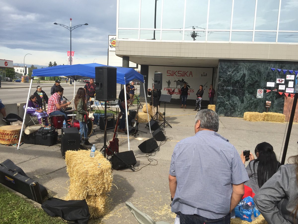 KathleenGanley's tweet photo. Great folks, great food &amp; great music (from @3rdgenofficial) at Siksika Family Services (~28 years of Stampede breakfasts strong). Having a great time showing MLA @pancholi_rakhi around Calgary–Mountain View! #CalgaryStampede #CalgaryStampede2019 https://t.co/XOur3jhunr