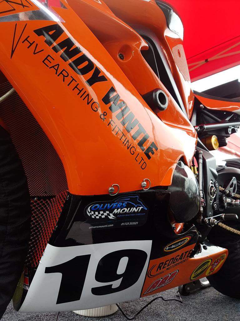MikeMace_63's tweet photo. All scrutineered and ready for tonights race at the @S100isleofman. Nice addition to the bike with the new @twofourthreerra Olivers Mount stickers. Great to catch up with @CM1946OM too!. #RoadRacing @HeldBikegear @ShoeiHelmetsUK #isleofMan #Scarborough #MM63 #Triumph https://t.co/sbWLHHFIg5
