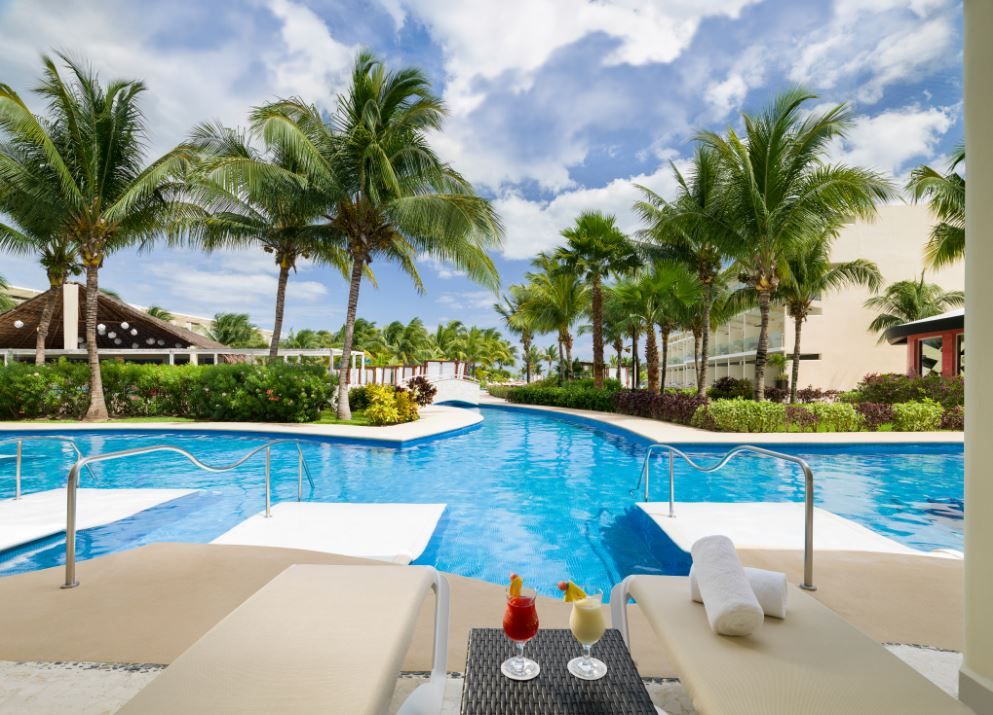 MacKidRoanoke's tweet photo. Bathing suit. Sunscreen. Flip flops. I think I'm ready! @AzulResorts in Riviera Cancun I'll see you soon!
#MKgoesAzul #hosted https://t.co/UghqpJzyWO