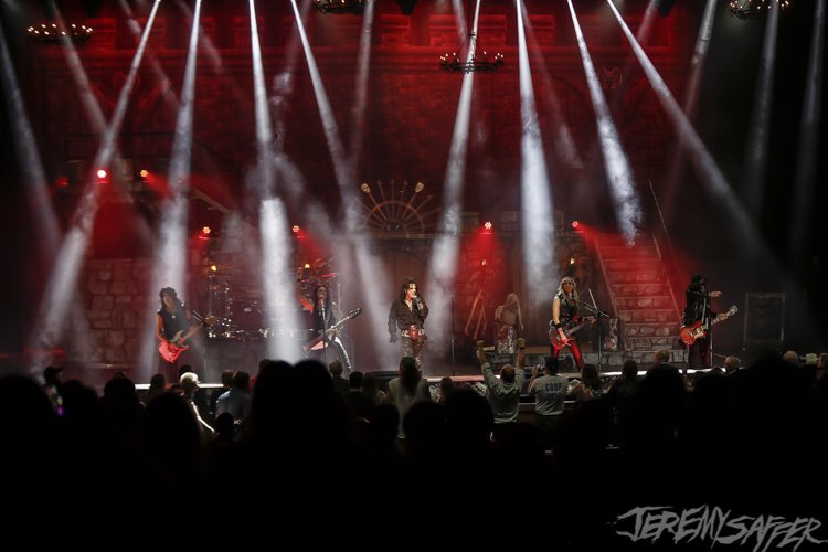 alicecooper's tweet photo. Thank you Iowa! #OlBlackEyesIsBack 
Photo @jeremysaffer https://t.co/ln1Irh1yTv