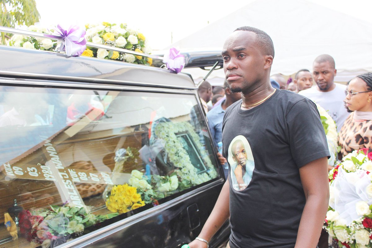 azamtvtz's tweet photo. TUTAONANA BAADAYE: Baadhi ya ndugu wa marehemu Charles Wandwi wakimuaga kwa uchungu mpendwa wao ambaye amezikwa leo katika makaburi ya Sinza, jijini Dar es Salaam

#RIPSaid #RIPFlorance #RIPWandwi  #RIPSalim  #RIPSilvanus  #RIPNduguZetu  #TutawakumbukaMilele https://t.co/G0DKjH4lmg