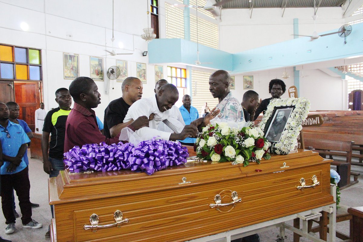 azamtvtz's tweet photo. TUTAONANA BAADAYE: Baadhi ya ndugu wa marehemu Charles Wandwi wakimuaga kwa uchungu mpendwa wao ambaye amezikwa leo katika makaburi ya Sinza, jijini Dar es Salaam

#RIPSaid #RIPFlorance #RIPWandwi  #RIPSalim  #RIPSilvanus  #RIPNduguZetu  #TutawakumbukaMilele https://t.co/G0DKjH4lmg