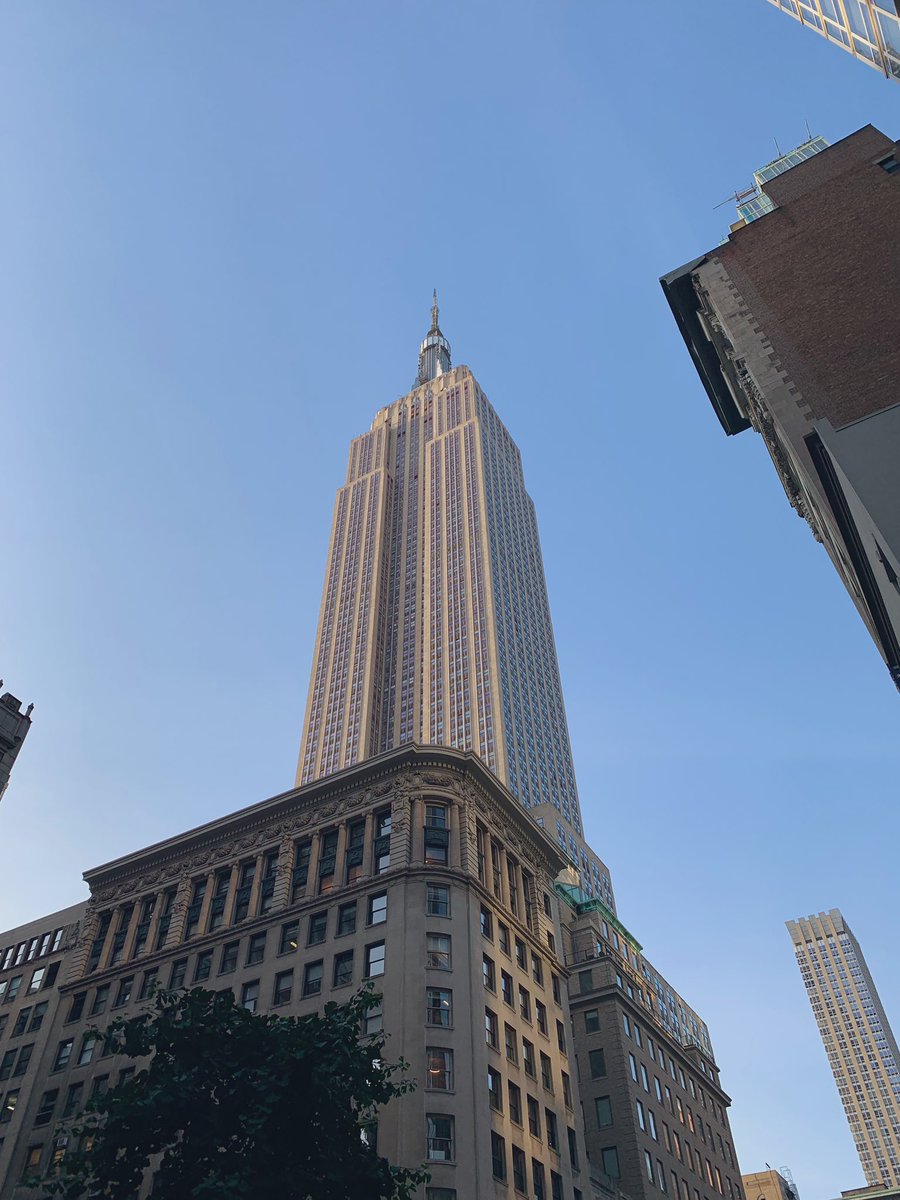 HAHAHAHAH, so me and <a href="/RomellHenryTgf/">Romell Henry</a> we’re playing hide and seek in my house, so I decided to leave my house, drive to the nearest airport and get on the next plane to New York

Here’s your next clue Romell, I’m around the Empire State Building, come find me 👀