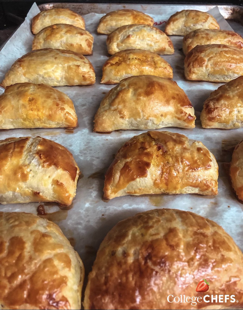 collegechefs's tweet photo. Check out these Stunning Chicken and Vegetable Empanadas from Chef Natalia at @axo_ucla @UCLA #CollegeChefs #CoolFood
.
.
.
#chef #fraternity #sorority #collegefood #fratfood #sororityfood #fratlife #sororitylife #greeklife #deconstructedfood #empanada #chickenandveggies https://t.co/ZdIaxyxogQ