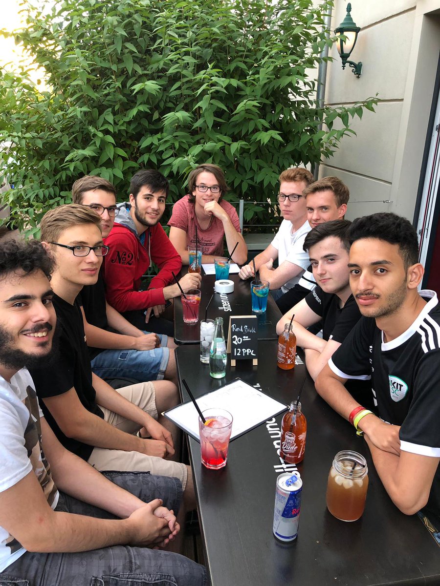 engines_stgt's tweet photo. Am letzten Wochenende durften zwei unserer Spieler, 291 und qlibali, auf Einladung von @redbullGER im @HEADONcamp die ersten zwei #redbullplayerone Qualifier spielen.
Vielen Dank dafür! 💚

Einige Impressionen findet ihr hier, den Rest auf #Facebook https://t.co/HeatRgZU6l