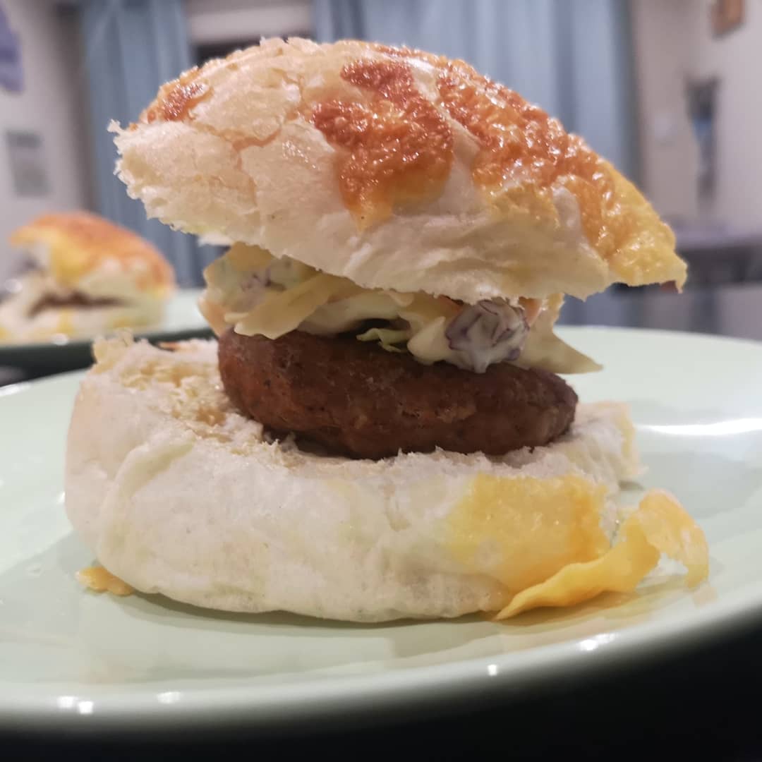 braaibok's tweet photo. Ons eksperimentele vark patty  met Koolslaai burger... Iets anders as die gewone, maar vrek lekker!!!

#braaibok #onsweethoe #braaiboklewe #braai #braaivibes #braaimaster #burger #hamburger https://t.co/3fNAKZWBqr