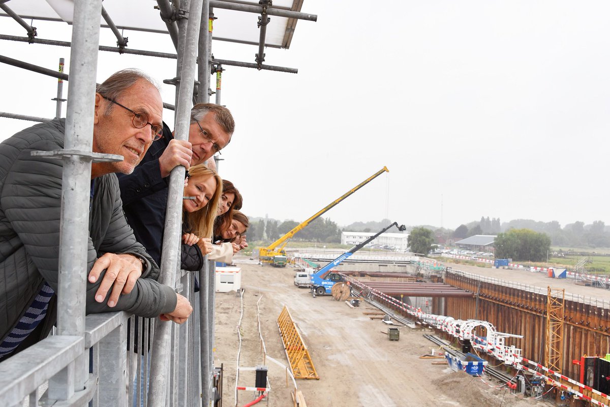 zuid_holland's tweet photo. @PSZuid_Holland bezochten vandaag bouwplaats #Comol5 en informatiecentrum #RijnlandRoute. Zij kregen een sessie over infrastructuur in Zuid-Holland: hoe werken provincie en @Rijkswaterstaat het beste samen bij de aanleg, verbetering en beheer van de infrastructuur. https://t.co/3dPjGY3f8a