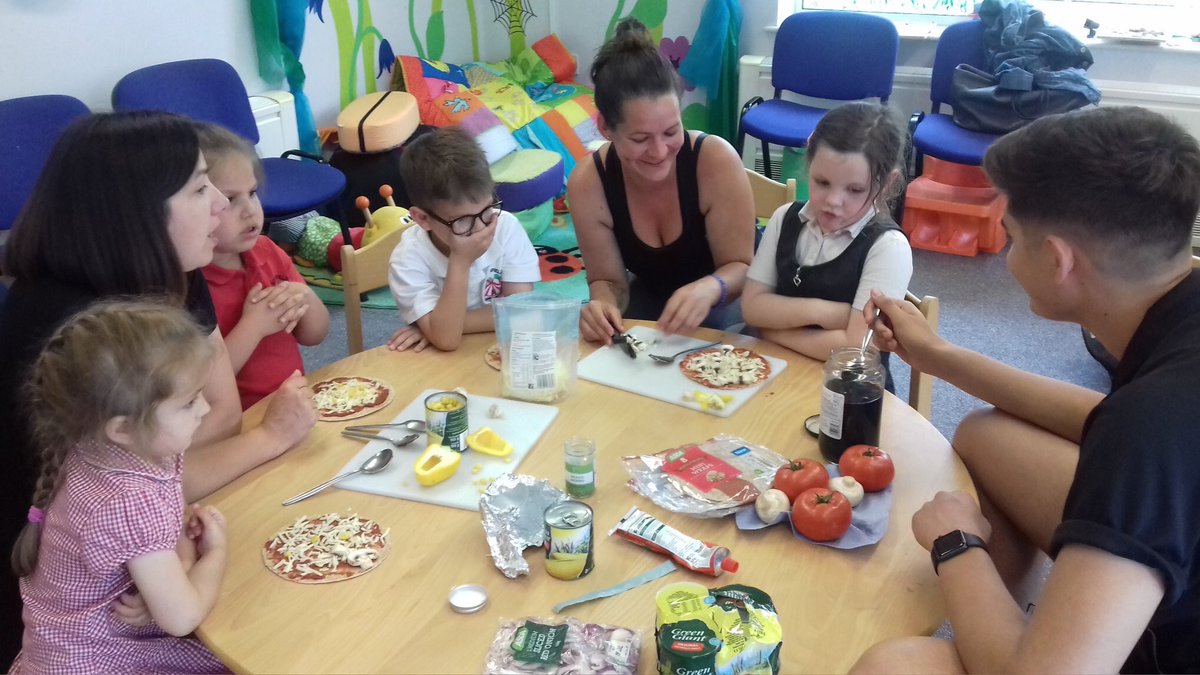 LaylaRavey's tweet photo. Love the look of their faces at the sight of olives 😆 @SouthfieldLuton a huge well done to all the families that tried them for the first time - remember: sniff 👃 lick 👅 and try 👍 #healthyeating https://t.co/LVTsm6vtdG
