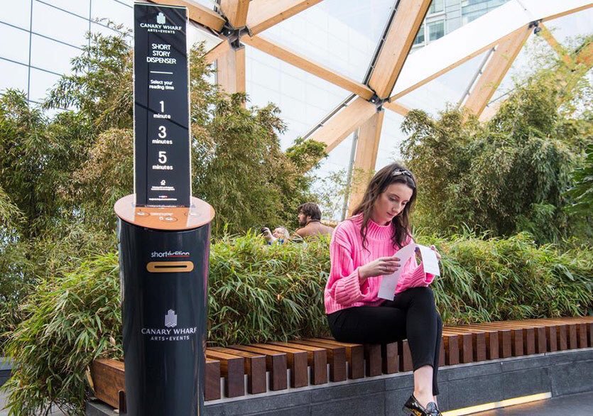 İngiltere’nin ilk hikaye otomatları Londra’da kullanıma açıldı. Virginia Woolf, Charles Dickens gibi birçok önemli yazarın kısa hikayelerini barındıran otomatlar, toplu taşımalarda yolculuğunu okuyarak geçirmek isteyenlere ücretsiz olarak hizmet vermeye başladı.