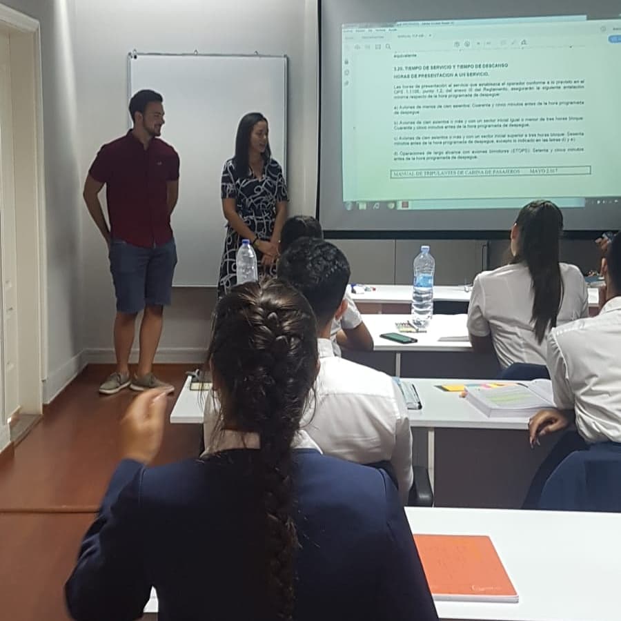 AirHostessCAN's tweet photo. Nuestros ex alumnos Raúl y Selene actualmente trabajan en #Canair y @aireuropa respectivamente, nos visitaron en la escuela de #LasPalmas para contar a los nuevos alumnos su experiencia de #TrabajarVolando ✈✈✈Gracias por la visita! 👏👏👏😊 https://t.co/qXTw5QVvco