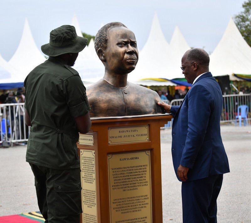 FMilinga's tweet photo. Ikiwezekana wakate hicho kichwa cha nyerere wa Chato wabandike hiki cha kulia cha nyerere wa Tanzania.
Hapo ukimuangalia kwa makini mheshimiwa Rais unaona kabisa alikua kashaona makosa kuwa hakifanani sema basi tu atafanyaje hawezi kumwaga mchele kwenye kuku wengi 😂😂😂 https://t.co/lpwkj3YYa7
