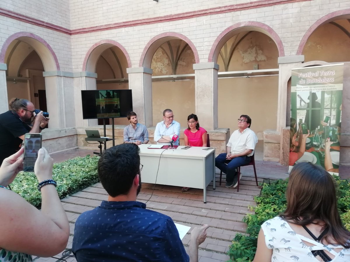 conventarts's tweet photo. 📯 Presentada la 2a edició del Festival Terra de Bandolers d'#Alcover que tindrà lloc del 19 de juliol al 16 d'agost. Terra de Bandolers és #música, #dansa, #circ i #gastronomia a l’entorn natural i patrimonial de la terra dels #bandolers
https://t.co/yMMAIxdDTQ https://t.co/nVKHg5XyQe