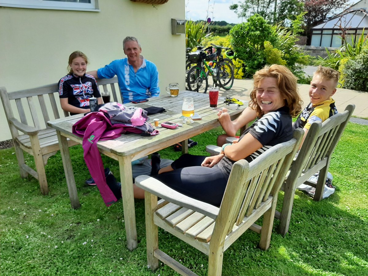 sadoldsamurai's tweet photo. Enthusiastic MTBing family at @lind_inn enjoying a well earned break on @TedLiddle s #iconic #SandstoneWay Enjoying sun, wind in your hair, lightweight carbon fibre 29ers.. Another group of satisfied visitors. Thanks Ted 😘 https://t.co/QIBibyW3CP