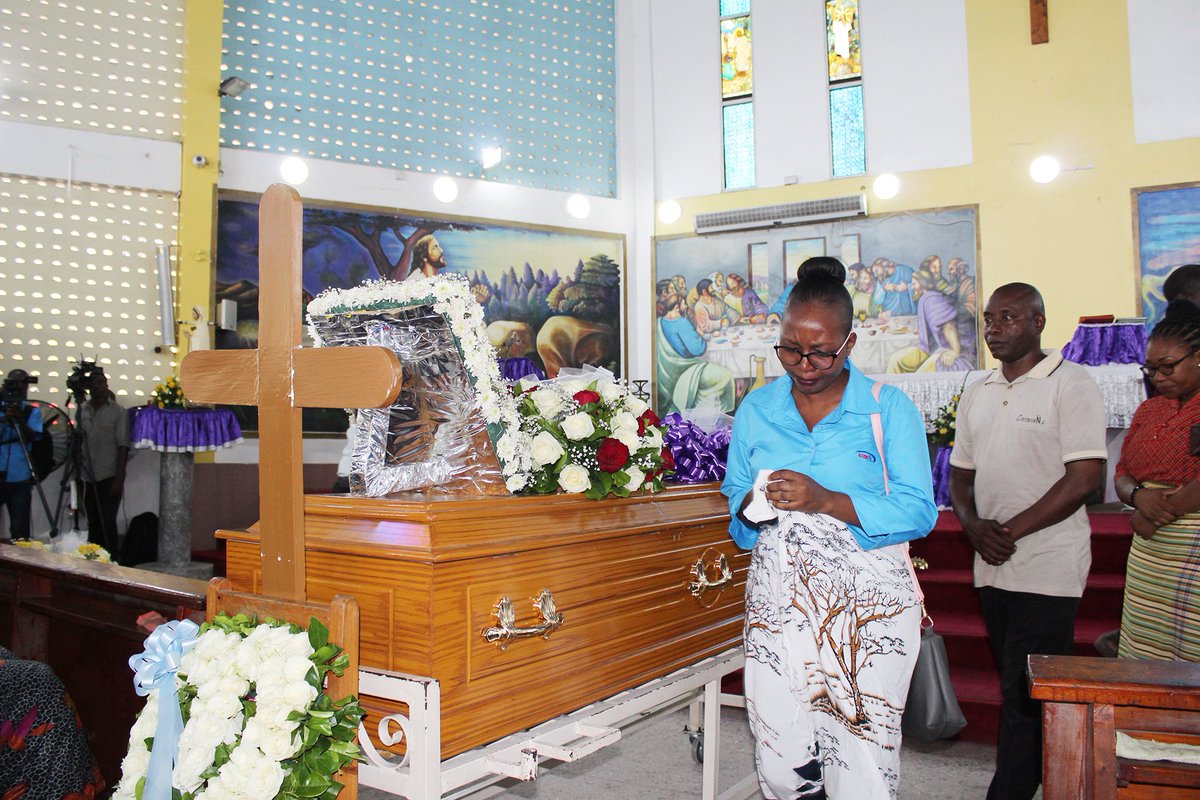 azamtvtz's tweet photo. Baadhi ya wafanyakazi wa Azam Media wakitoa heshima zao za mwisho kwa marehemu Charles Wandwi katika Kanisa Katoliki Sinza kabla ya kwenda kuzikwa katika makaburi ya Sinza, jijini Dar es Salaam
#RIPSaid #RIPFlorance #RIPWandwi #RIPSalim #RIPSilvanus #RIPNduguZetu https://t.co/pRrwiQVJOh