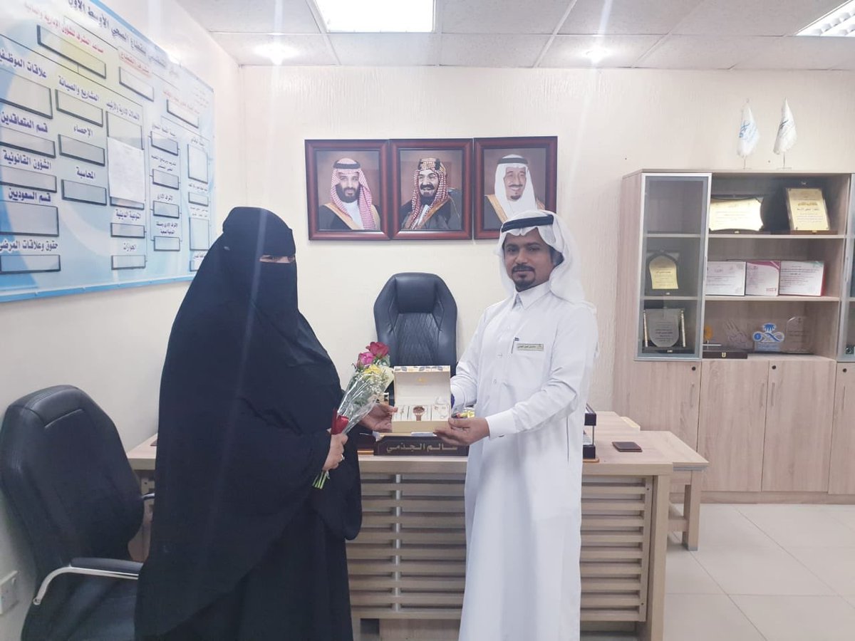 otaiga_cc's tweet photo. تكريم الاستاذة منيرة هادي غروي من #مركز_صحي_عتيقة_الاستشاري من مشرف القطاع الصحي الاول الاستاذ سالم الجذمي https://t.co/ErX96SmHQx