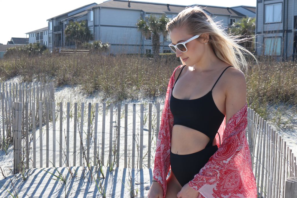 Our glasses are just as good on the beach as they are on the course 😎 Share your favorite PeakVision experience with us! 👇