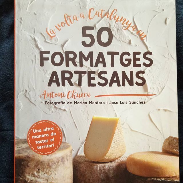 quesofan's tweet photo. Libro de #quesos artesanales de Cataluña.  Una muy completa descripción de quesos y productores.  Tal cual dice su tapa, " otra manera de saborear el territorio". #queixo #cheese #fromage https://t.co/4wznrw7uVk https://t.co/G2R7O4pakN