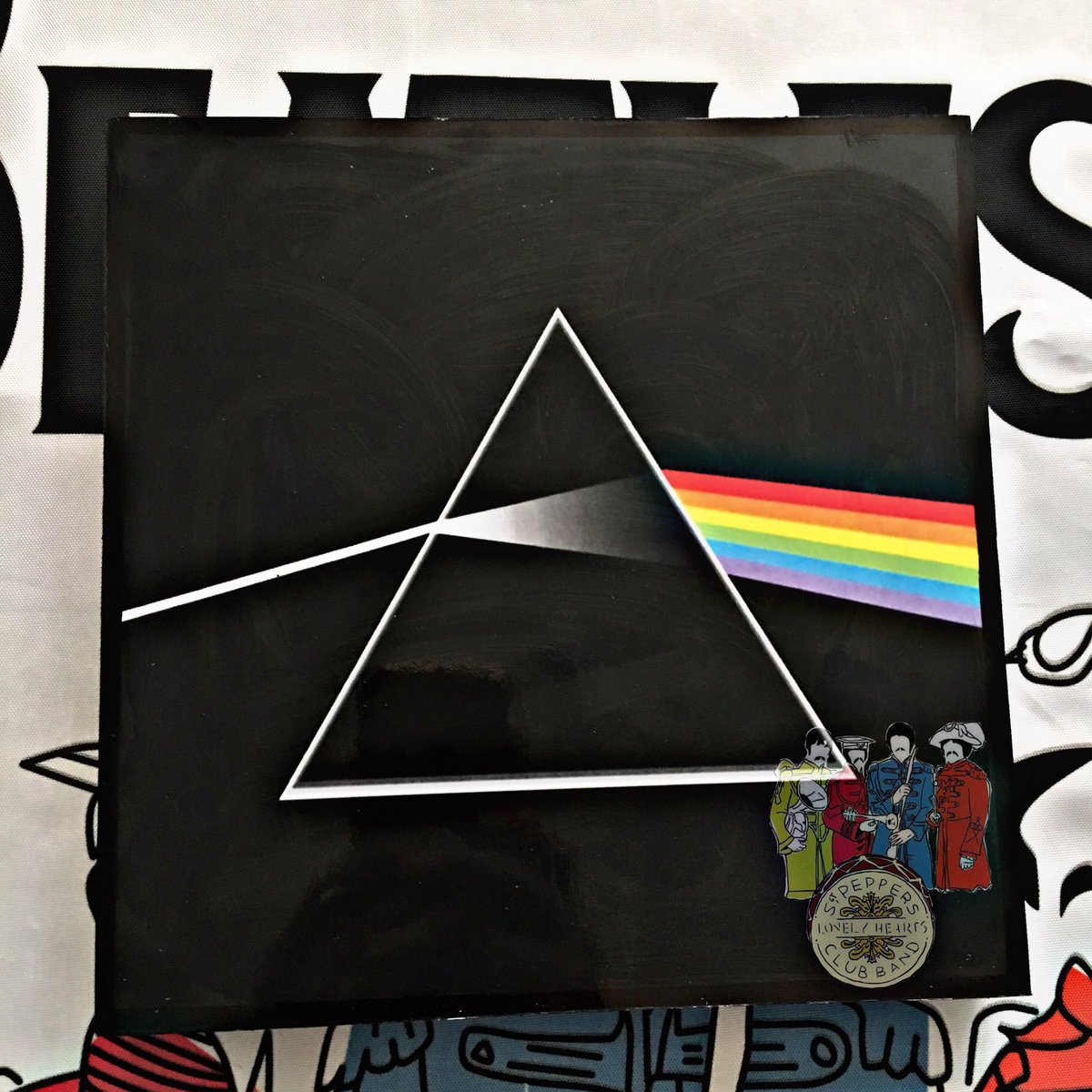 JohnnyMclenn's tweet photo. $100 MXN C
Cuadro de #Pinkfloyd con medidas de 22cm x 22cm.
#SargentoPimientaStore
#pinkfloyd
#CDMX
#Novedad #beatlesshopmx #beatlesshop #beatleshop #beatlesshopping https://t.co/9utiAcXui0