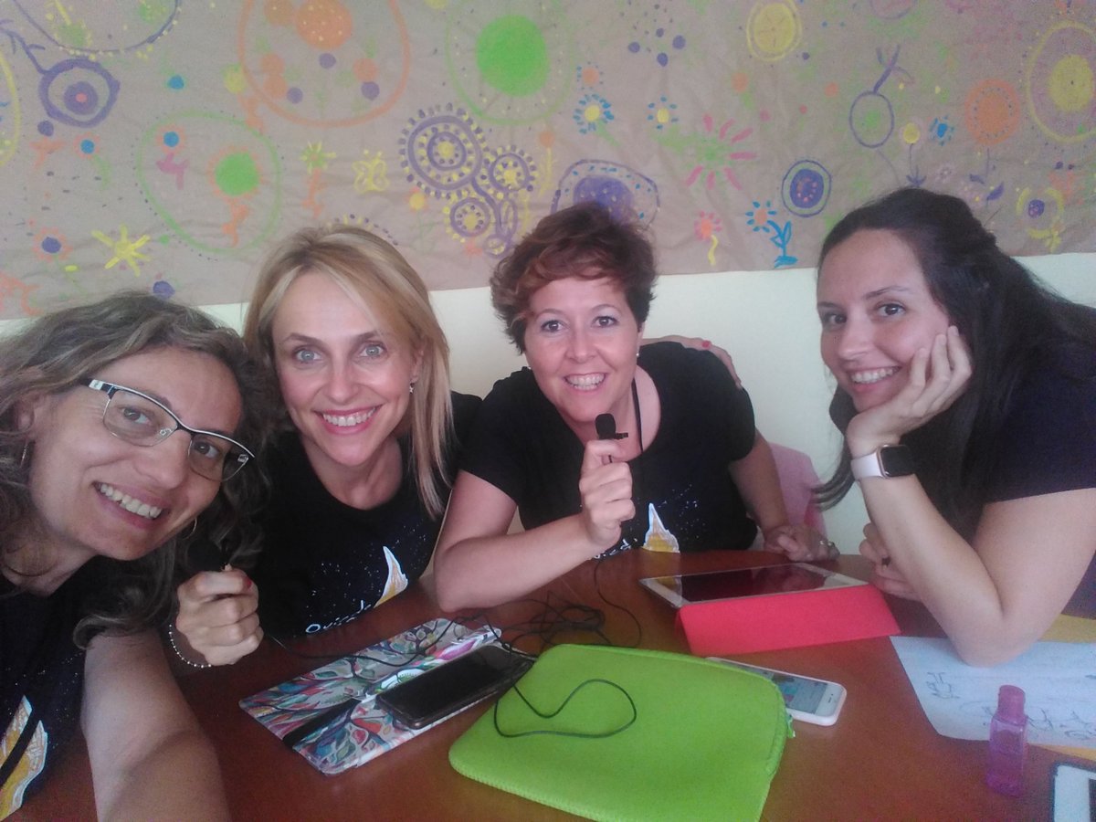 SoniaLucasMang1's tweet photo. Las reporteras más dicharacheras en el taller de radio de @aulablog.Gracias Alberto por tu taller.#aulablog19 #albertogp123 https://t.co/5ETrr6B8t1