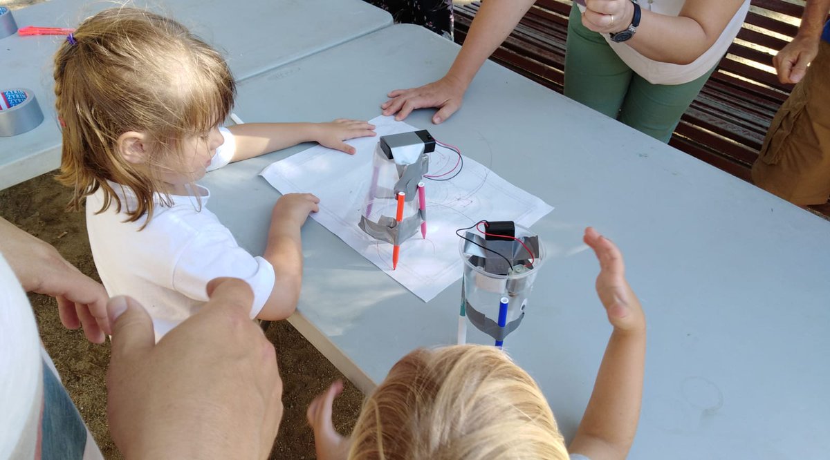 torrebarrinalh's tweet photo. 🤖 🎨 Sabies que els robots també poden ser artistes? #SummerExperienceLH
🌴 🌀 Els #DRAWBOTS entren al #JardíSecret del Parc de la Marquesa per dibuixar cercles i fer-nos jugar i aprendre amb la robòtica. No creiem que hi hagi una manera més divertida de fer-ho! #LHCiència https://t.co/OF3ohzdRTk