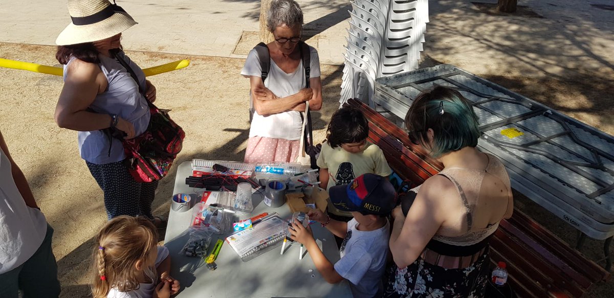 torrebarrinalh's tweet photo. 🤖 🎨 Sabies que els robots també poden ser artistes? #SummerExperienceLH
🌴 🌀 Els #DRAWBOTS entren al #JardíSecret del Parc de la Marquesa per dibuixar cercles i fer-nos jugar i aprendre amb la robòtica. No creiem que hi hagi una manera més divertida de fer-ho! #LHCiència https://t.co/OF3ohzdRTk