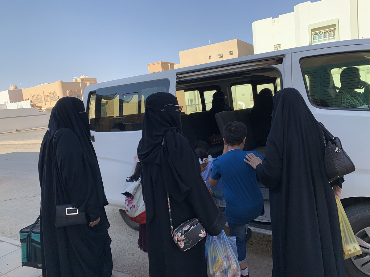 رحلة مع #سواح 🚌🌴🍃

 باقة " نافذة #عنيزة " مع نادي حي السليمانية بالثانوية السادسة للتعرف على #تاريخ #باريس_نجد اليوم الأربعاء