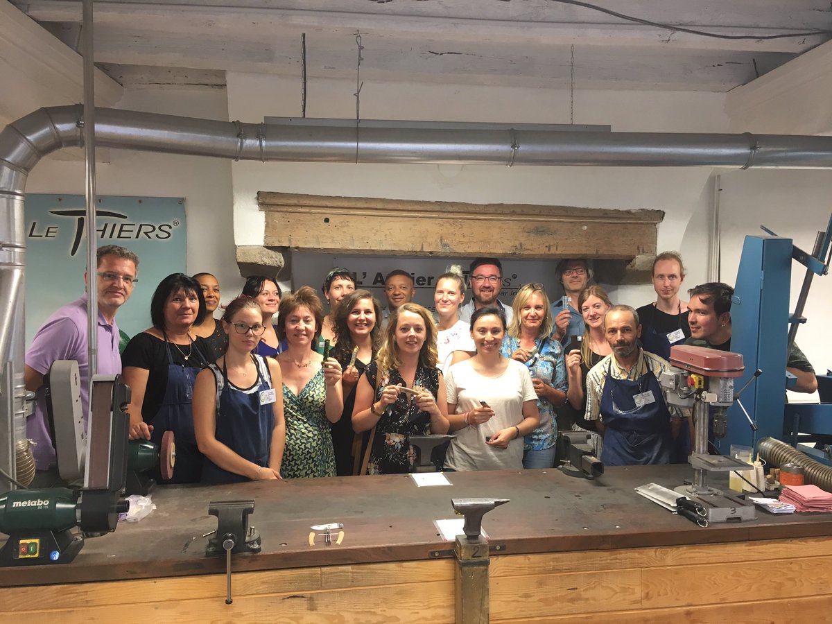 CHANTIERecoleGE's tweet photo. L’équipe de @CHANTIERecole a eu l’honneur de fabriquer des couteaux de Thiers avec une équipe d’animateurs en parcours dans l’Atelier le Thiers d’@inserfac ! Merci pour votre accueil, votre professionnalisme et votre gentillesse ! #entreprisesocialeapprenante https://t.co/HIbxp5Vg8C