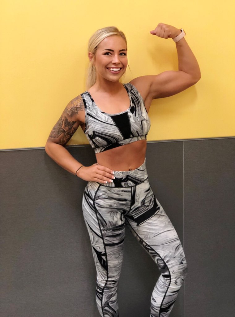 alexraeturner's tweet photo. Hey Twitter 👋🏼 I’ve been working hard on growing my fitness content on Insta and would love for you to give me a follow. My IG name is @ “https://t.co/0tNx5EoVaM”✨ 

Please give this a retweet &amp; hopefully it spreads to other women/men that are looking to be inspired 💖 https://t.co/UU0vM5J90N
