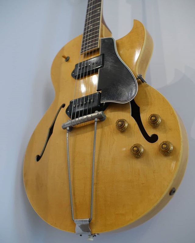 ATBGuitars's tweet photo. Nothing gets us through a #wedESday quite like a 1957 #gibsones225 especially when it looks like this. #p90 #gibson tone without the huge price tag and far more versatile than you'd think!
#vintageguitar #vintageguitars #vintageguitarmagazine #knowyo… https://t.co/T4rf8IiAoX https://t.co/fcscNNVU6S