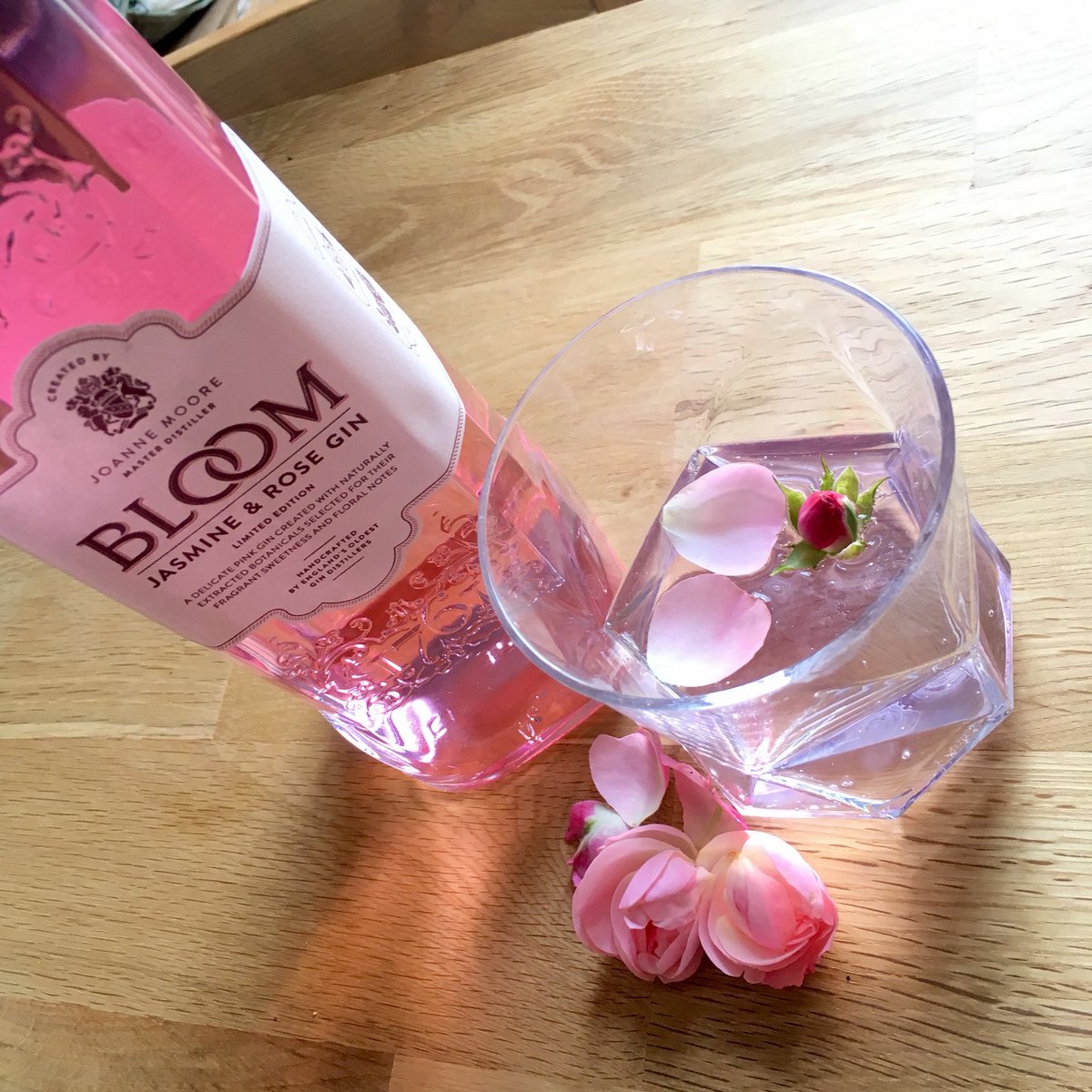 WhatKatyDigs's tweet image. 💕Happy hump day everyone! @BLOOMGin enjoying mine with a rose from the garden - beautiful pink hue!💞 #GinOClock #Loveagin #BloomGin #jasminandrose #bottomsup 🌹