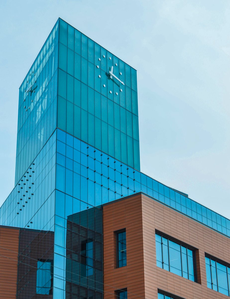 Фасад дома голубого цвета. Бирюзовый фасад дома. Фасад офисного здания. Бирюзовый деревянный дом. Деревянный дом голубого цвета.