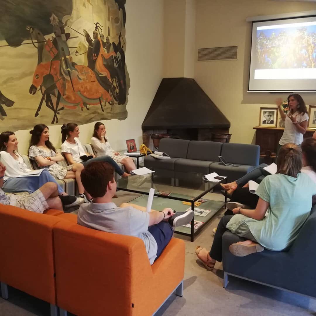aulafamiliar's tweet photo. Verano Diferente ☀️ Ayer reunión con los monitores que nos acompañarán este #veranodiferente . Un grupo fantástico. Todos con enorme ilusión y con ganas de trabajar. Gracias monitores!#losmonitoressonlomejor #FamiliasQueAyudanAotrasFamilias #quebienlopasamos #quebienlovamosapasar https://t.co/4rQvdE3MnC