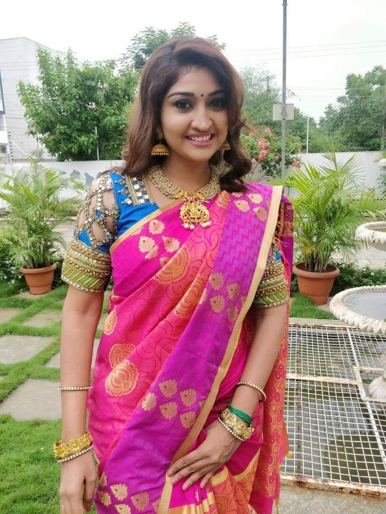 RaniSerial's tweet photo. #Aranmanaikili Durga 😍😍😌

Akka semma acting 👌👌 @neelimaesai ..

Ungaloda big fan ka na 😌

#Neelima https://t.co/WqJJXu0IxP