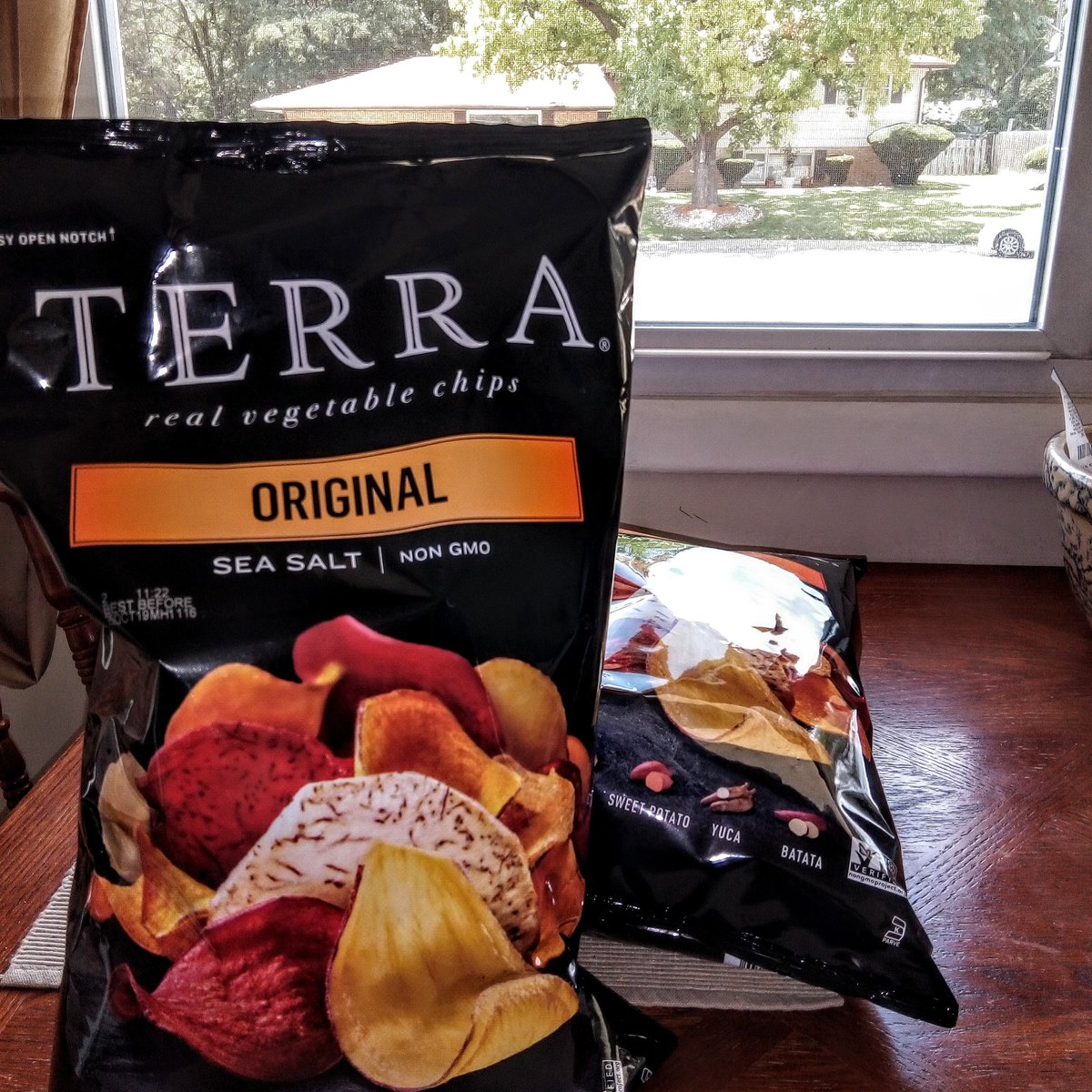 AJWoodson's tweet photo. @terrachips ... You Want Some?
#Foodie #Vegetable #SeaSalt #Chips #Snacks #Color #NonGMO #Parsnip #Taro #SweetPotato #Yuca #Batata #TERRAColor #WhyEatBeige (#AJWoodson #SpringfieldIL) https://t.co/enIAXkLm9n