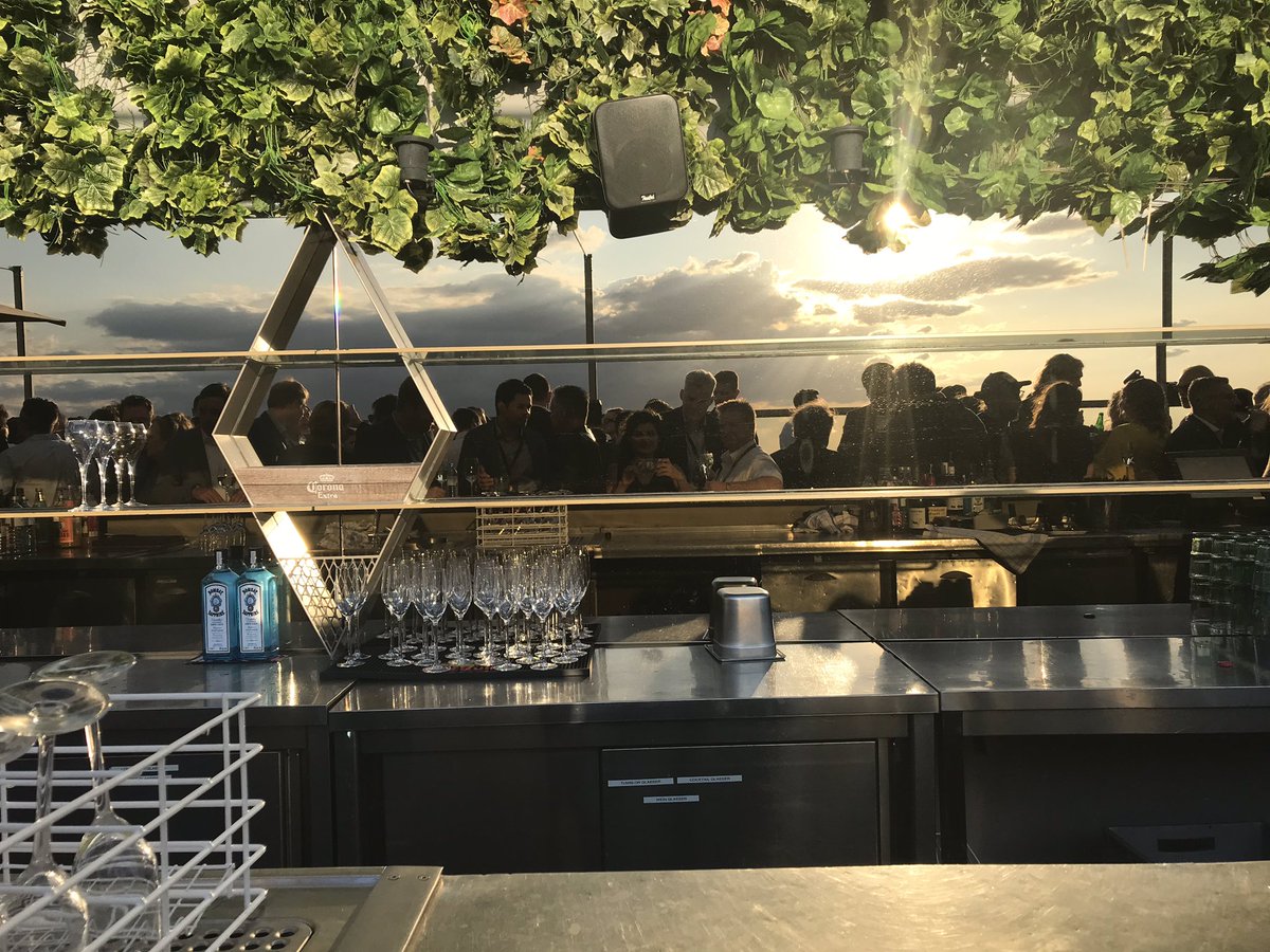VertriebVerband's tweet photo. Greift nach den Sternen! Hoch über den Dächern Berlins bei der #NightOfStars! #VMK2019 #MISSIONSALES #DieVertriebsmanager https://t.co/QmnsvMAEiV