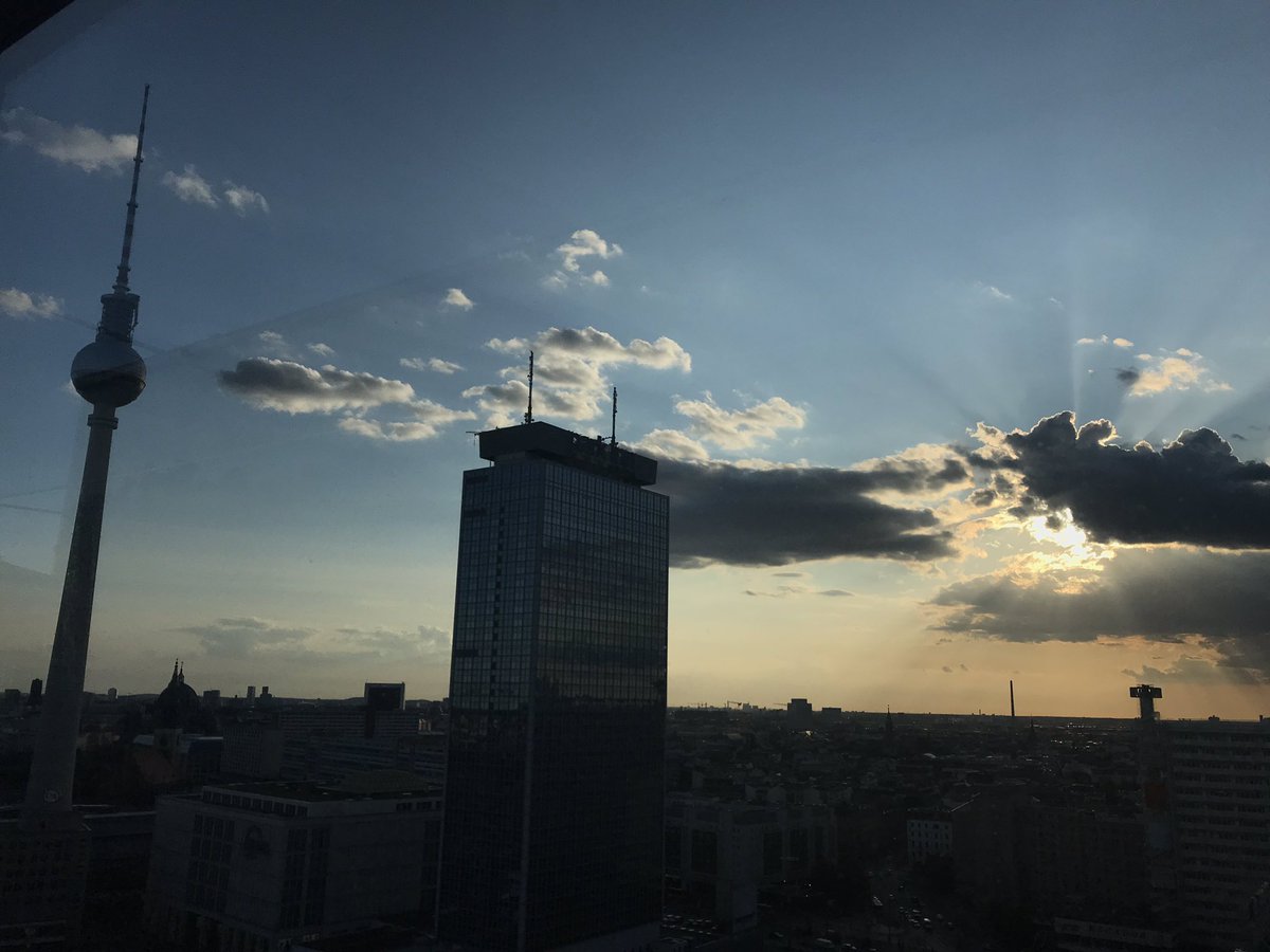 VertriebVerband's tweet photo. Greift nach den Sternen! Hoch über den Dächern Berlins bei der #NightOfStars! #VMK2019 #MISSIONSALES #DieVertriebsmanager https://t.co/QmnsvMAEiV